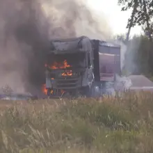 Zobacz zdjęcie: Pożar ciężarówki i słomy na polu koło Łazisk