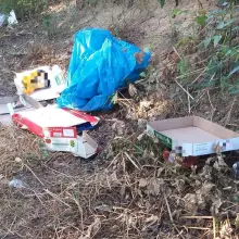 Zobacz zdjęcie: Śmieci między sklepem Dino a garażami
