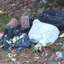 Zobacz zdjęcie: Śmieci między sklepem Dino a garażami