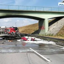 Zobacz zdjęcie: Auto stanęło w ogniu na A4. Kierowcy i policjanci uratowali życie mężczyźnie