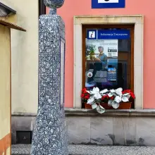 Zobacz zdjęcie: Ceramiczny słup ogłoszeniowy w Rynku