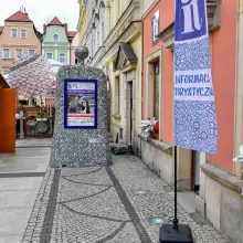 Zobacz zdjęcie: Ceramiczny słup ogłoszeniowy w Rynku