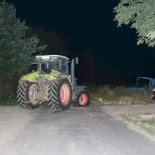 Zobacz zdjęcie: Ciągnik uderzył w osobówkę. 34-latek trafił do szpitala