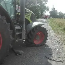 Zobacz zdjęcie: Ciągnik uderzył w osobówkę. 34-latek trafił do szpitala