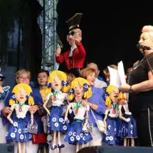 Zobacz zdjęcie: Nagrodzeni w konkursie na najlepszy strój prezentowany w paradzie ceramicznej