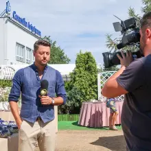 Zobacz zdjęcie: Maciej Dolega prezentuje prognozę pogody na terenie ogrodu Ceramiki Artystycznej