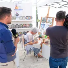Zobacz zdjęcie: Maciej Dolega prezentuje prognozę pogody na terenie ogrodu Ceramiki Artystycznej