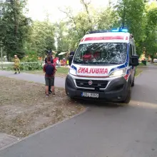 Zobacz zdjęcie: Konar upadł na młodą kobietę w parku