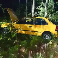Zobacz zdjęcie: Wypadek pod Gromadką. Auto dachowało, dwie osoby ranne
