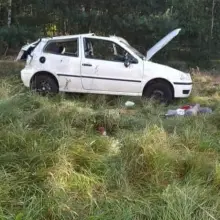 Zobacz zdjęcie: Auto dachowało w Starej Olesznej, jedna osoba ranna