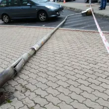 Zobacz zdjęcie: Wichura w Bolesławcu: latarnia spadła na auto