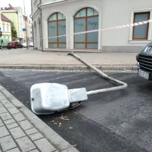 Zobacz zdjęcie: Wichura w Bolesławcu: latarnia spadła na auto