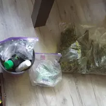 Zobacz zdjęcie: Nastolatek hodował marychę. Wpadł z ponad tysiącem porcji