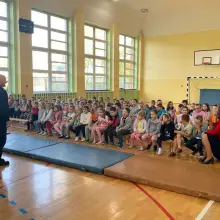 Zobacz zdjęcie: Strażacy w szkole. Pierwsza pomoc i ewakuacja osoby poszkodowanej