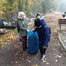 Zobacz zdjęcie: Uczniowie szkoły podstawowej nr 5 sprzątają cmentarz