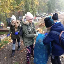 Zobacz zdjęcie: Uczniowie szkoły podstawowej nr 5 sprzątają cmentarz