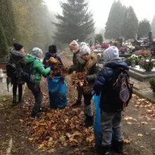 Zobacz zdjęcie: Uczniowie szkoły podstawowej nr 5 sprzątają cmentarz