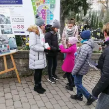 Zobacz zdjęcie: Kwestowali na cmentarzu komunalnym w Bolesławcu