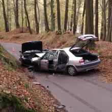 Zobacz zdjęcie: Czołówka dwóch aut na wylocie z Bolesławca, dwie osoby trafiły do szpitala