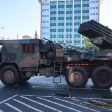 Zobacz zdjęcie: Trwa piknik wojskowy „Służymy Niepodległej”. Można zobaczyć sprzęt US Army