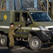 Zobacz zdjęcie: Trwa piknik wojskowy „Służymy Niepodległej”. Można zobaczyć sprzęt US Army