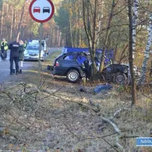 Zobacz zdjęcie: Bmw uderzyło w drzewo. 34-latka zginęła na miejscu, 23-letni kierowca w ciężkim stanie