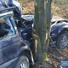 Zobacz zdjęcie: Bmw uderzyło w drzewo. 34-latka zginęła na miejscu, 23-letni kierowca w ciężkim stanie