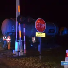 Zobacz zdjęcie: Zignorowała znak „stop” i wjechała wprost pod pociąg. 2 osoby ranne