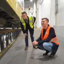Zobacz zdjęcie: Bohaterski motorniczy z wizytą w Kolejach Dolnośląskich