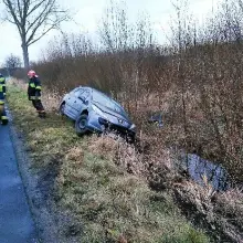 Zobacz zdjęcie: Auto wypadło z drogi koło Wierzbowej, jedna osoba ranna