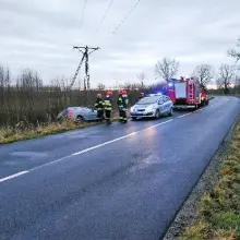 Zobacz zdjęcie: Auto wypadło z drogi koło Wierzbowej, jedna osoba ranna