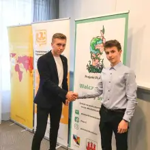 Zobacz zdjęcie: Od prawej: Adam Goleński z Planu-E i Bartek Babiński, przewodniczący Młodzieżowego Sejmiku Województwa Dolnośląskiego