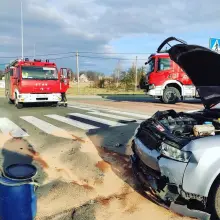 Zobacz zdjęcie: Dwa auta zderzyły się w Wykrotach. Dwie osoby ranne