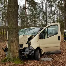 Zobacz zdjęcie: Bus wjechał w drzewo. Jedna osoba ranna