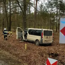 Zobacz zdjęcie: Bus wjechał w drzewo. Jedna osoba ranna