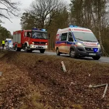 Zobacz zdjęcie: Bus wjechał w drzewo. Jedna osoba ranna