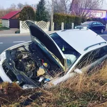 Zobacz zdjęcie: Volkswagen wypadł z drogi i wylądował w rowie