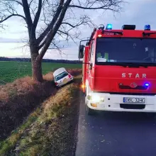 Zobacz zdjęcie: Volkswagen wypadł z drogi i wylądował w rowie