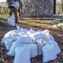 Zobacz zdjęcie: Akcja saperów w Nowogrodźcu. Granat moździerzowy koło wieży widokowej