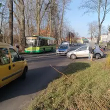 Zobacz zdjęcie: Wypadek na Jeleniogórskiej. Pieszy potrącony przez opla
