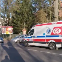 Zobacz zdjęcie: Wypadek na Jeleniogórskiej. Pieszy potrącony przez opla