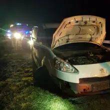 Zobacz zdjęcie: Peugeot wieczorem najechał na koło na DK18, kierujący ranny