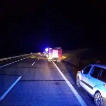Zobacz zdjęcie: Peugeot wieczorem najechał na koło na DK18, kierujący ranny
