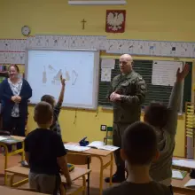 Zobacz zdjęcie: Dowódca artylerzystów z wizytą w szkole w Nowej Wsi