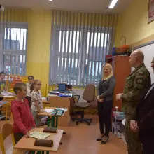 Zobacz zdjęcie: Dowódca artylerzystów z wizytą w szkole w Nowej Wsi