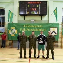 Zobacz zdjęcie: Koszykarze z 23 pułku artylerii na najwyższym stopniu podium