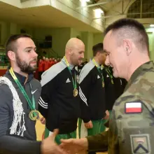 Zobacz zdjęcie: Koszykarze z 23 pułku artylerii na najwyższym stopniu podium