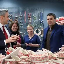 Zobacz zdjęcie: Robert Biedroń w zakładzie produkującym bolesławiecką ceramikę