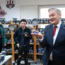 Zobacz zdjęcie: Robert Biedroń w zakładzie produkującym bolesławiecką ceramikę