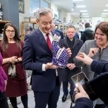 Zobacz zdjęcie: Robert Biedroń w zakładzie produkującym bolesławiecką ceramikę